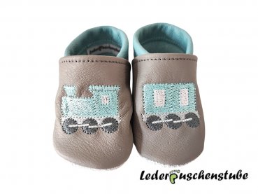 Lederpuschen steingrau-babyblau mit Lokomotive und Waggon (babyblau-weiß-gau-anthrazit-grau)